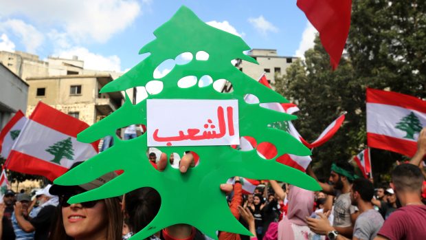 Symbolem protestů se stala podobizna zeleného cedru libanonského.