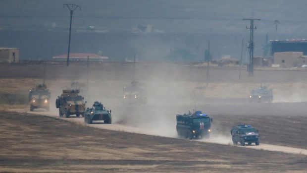 Turecké a ruské vojenské vozy se vrací z hlídky v severní části Sýrie