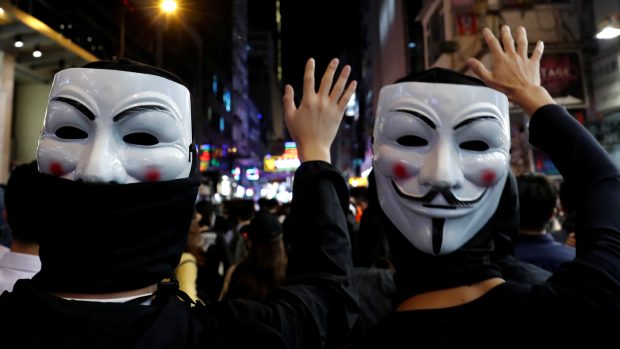 Demonstranti s maskami Guye Fawkese zpopularizovanými filmem V jako Vendetta.