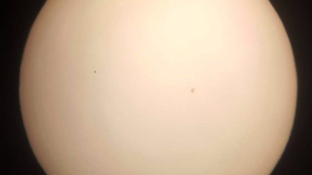 Černá tečka nalevo je Merkur přecházení před Sluncem (foto z roku 2016)