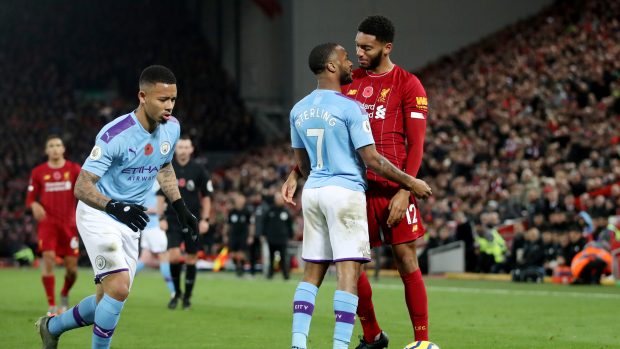 Utkán Liverpool - Manchester City. Raheem Sterling se dostal do křížku s Joem Gomezem