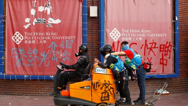 Protestující v Hongkongu projíždějí kampus místní polytechnické univerzity na čistícím vozíku