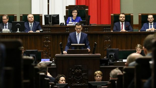 Polský premiér Mateusz Morawiecki parlamentu při takzvaném exposé - představování vládního programu