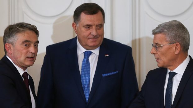 Tříčlenné předsednictvo Bosny a Hercegoviny, kolektivní hlava státu - zleva Željko Komšić, Milorad Dodik a Šefik Džaferović