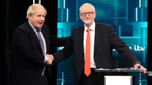 Premiér a šéf konzervativců Boris Johnson spolu s předsedou labouristů Jeremym Corbynem