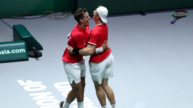 Vasek Pospisil a Denis Shapovalov slaví kanadský postup do finále Davis Cupu