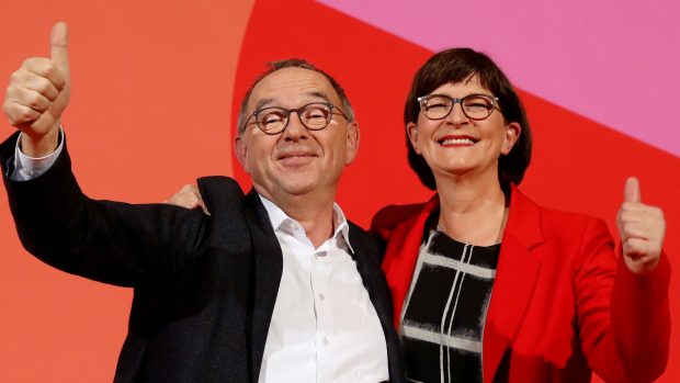 Noví předsedové německé SPD Saskia Eskenová a Norbert Walter-Borjans.
