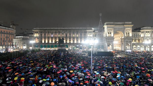 Protest příznivců hnutí Sardinek v Miláně.