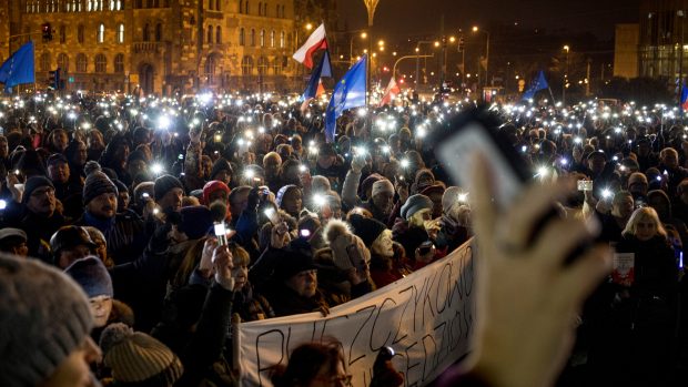 Demonstrace vyvolalo nezvykle rychlé odvolání jednoho soudce, který se o vládních soudních reformách vyjádřil kriticky.