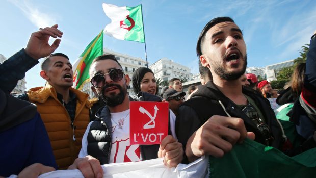 Lidé protestují proti volbám v Alžíru.