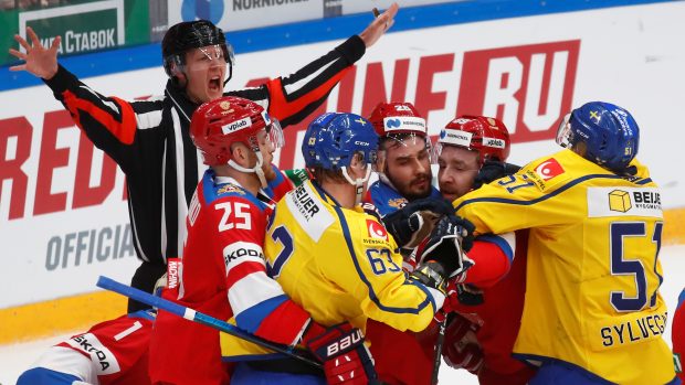 Šarvátka mezi hokejisty Švédska a Ruska v zápase v rámci Channel One Cupu