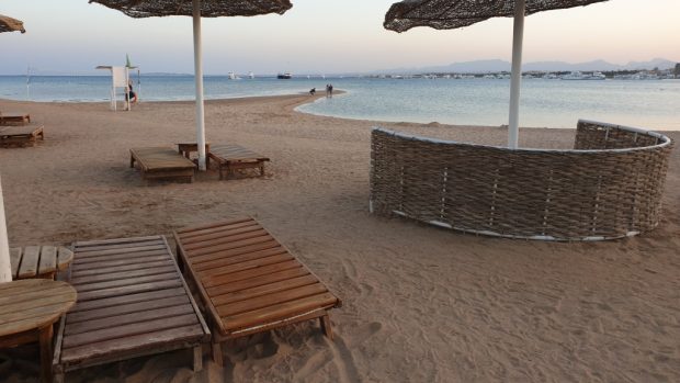 Dřevěná lehátka na pláži v Hurghadě