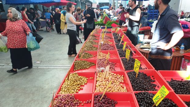 Úterní trh je největší otevřené tržiště v Istanbulu, jsou tu hromady ovoce, zeleniny, dalších potravin i levného oblečení
