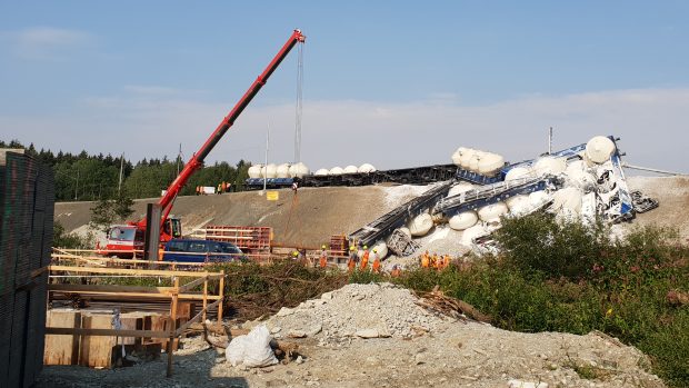 Na trati mezi Mariánskými Lázněmi a Plzní vykolejil vlak s vápencem. Fotografie z pondělí