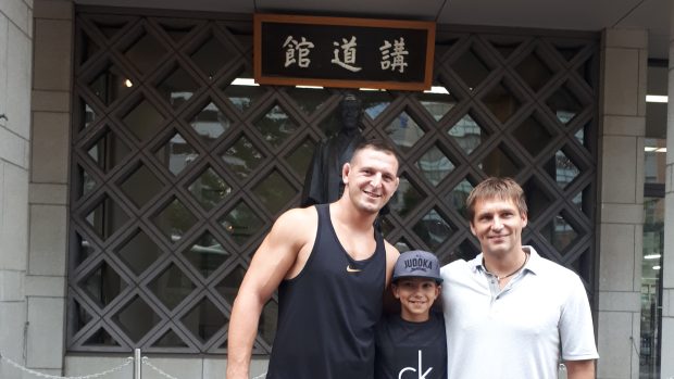 Zleva: Lukáš Krpálek, Petr Mitkov mladší a Petr Mitkov starší před legendární halou Kodokan
