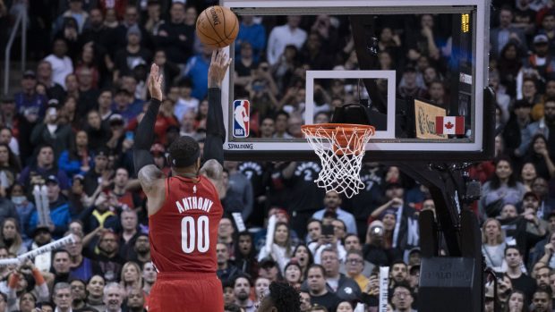 Basketbalista Portlandu Carmelo Anthony skóruje