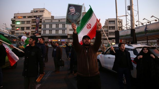 Lidé v ulicích Teheránu slaví útok na americkou základnu
