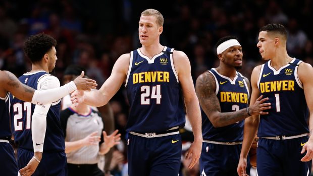 Hráči Denveru Mason Plumlee (24), Monte Morris (11), Jamal Murray (27), Torrey Craig (3) a Michael Porter (1) během utkání proti Clippers.