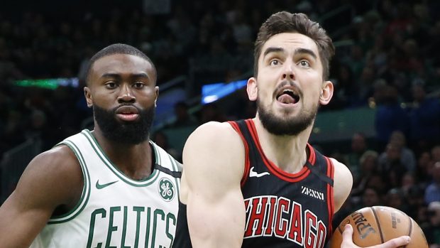 Tomáš Satoranský v dresu Chicaga s míčem proti Bostonu. Stíhá ho Jaylen Brown.