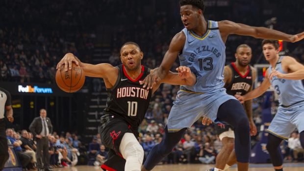 Eric Gordon z Houstonu Rockets se snaží projít přes Jarena Jacksona Jr. z Memphisu