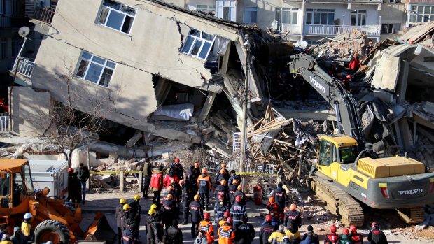 Záchranné práce zřícené budovy po zemětřesení v tureckém městě Elazig