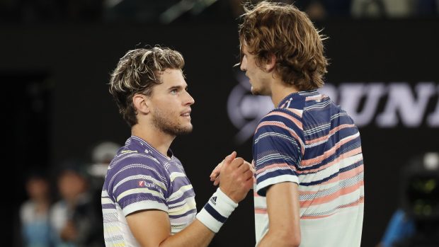 Dominic Thiem (vlevo) porazil v semifinále Australian Open Alexandera Zvereva 3:1 na sety a stal se tak prvním rakouským tenistou, který postoupil do finále tohoto grandslamu.