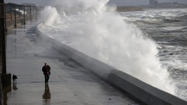 Venčit se musí za každého počasí. Orkán Ciara udeřil i ve skotském městě Saltcoats