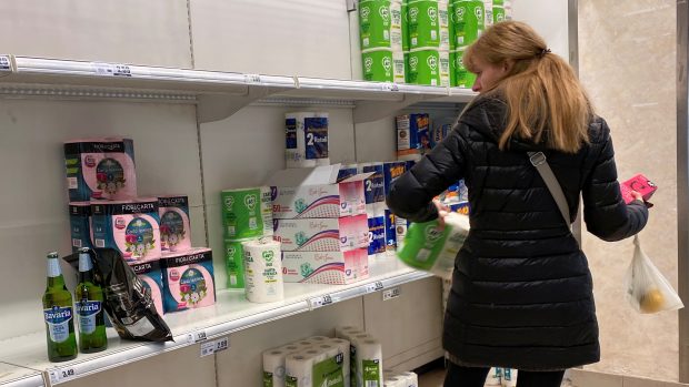 V italských supermarketech zůstávají téměř prázdné regály.