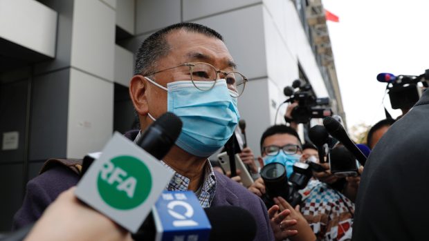 Hongkongský mediální magnát a kritik Pekingu Jimmy Lai poté, co pustil policejní stanici.