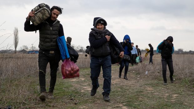 Běženci mířící k hraničnímu přechodu Pazarkule-Kastanies na hranici Turecka s Řeckem nedaleko tureckého města Edirne