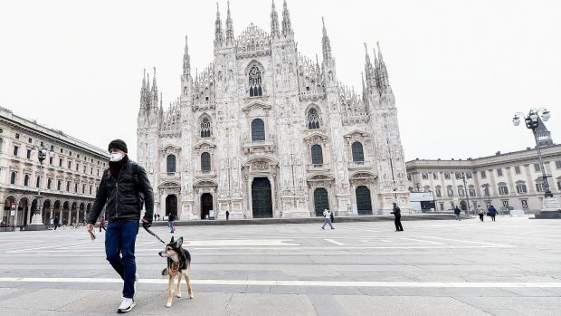 Jindy plné náměstí před Milánským dómem zeje prázdnotou na jaře loňského roku