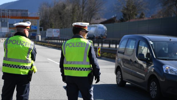 Rakouští policisté na hranicích s Německem