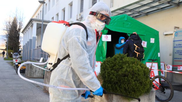 Dezinfekce okolí nemocnice ve Slovinsku