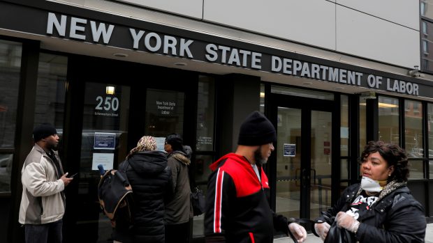 Lidé čekající před úřadem práce v New Yorku.