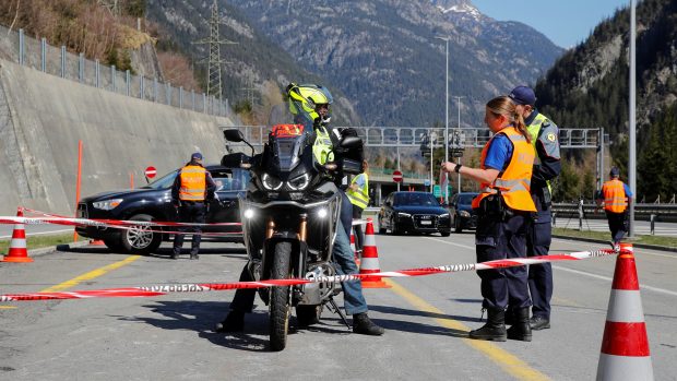 Švýcarská policie kontroluje řidiče na záchytném bodě při výjezdu z Gotthardského silničního tunelu.