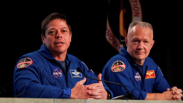 Astronauti NASA Robert Behnken (L) a Douglas Hurley (P)