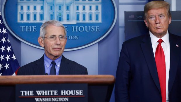 Hlavní imunolog americké vlády Anthony Fauci a prezident Donald Trump