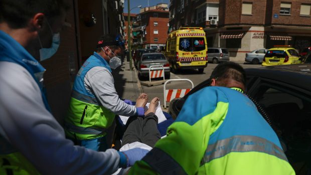Madridští záchranáři transportují člověka nakaženého koronavirem do nemocnice