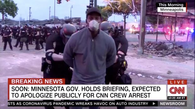 Reportér televize CNN byl v přímém přenosu zatčen během protestů v Minneapolis.