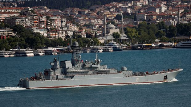 Výsadková loď Azov ruského námořnictva pluje po Bosporu na cestě do Středozemního moře v tureckém Istanbulu 3. června 2020