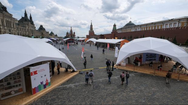 Navzdory pandemii covidu-19 se tento víkend v Moskvě koná první velká veřejná akce. Na Rudém náměstí začal tradiční knižní festival