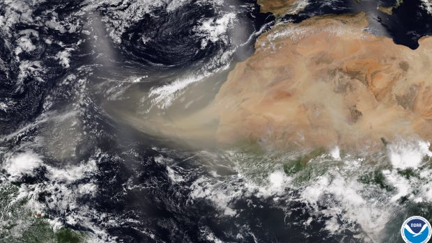 Na ostrovy v Karibiku v neděli dorazil přes Atlantik obrovský oblak písečným prachem ze Sahary, který by se podle meteorologů v úterý mohl dostat na jih Spojených států. Vidět je na záběrech zveřejněných americkým Národním úřadem pro oceán a ovzduší