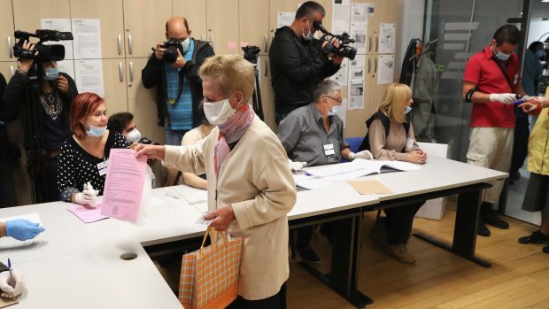 Srbové volí v prvních volbách po koronaviru v Evropě.