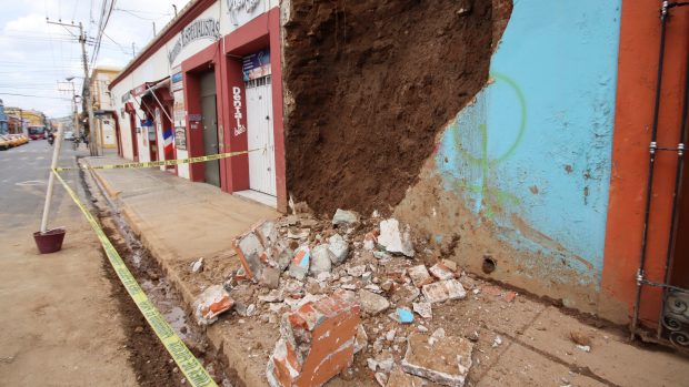 Poničená zeď po zemětřesení ve městě Oaxaca de Juárez v Mexiku