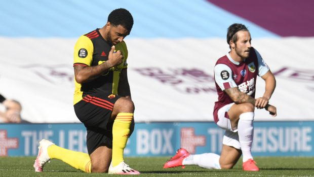 Troy Deeney pokleknul na podporu hnutí Black Lives Matter i před utkáním s Burnley