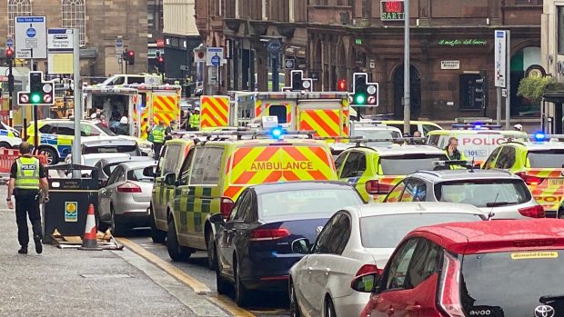 Policie zasahuje v centru Glasgow. Kvůli incidentu uzavřela ulici