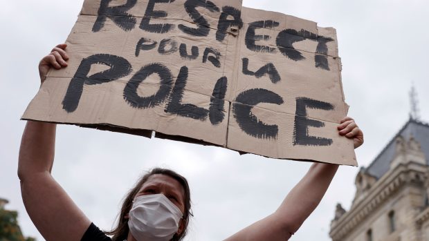 Ženy demonstrovaly před policejním ředitelstvím a volaly po respektu k policii.