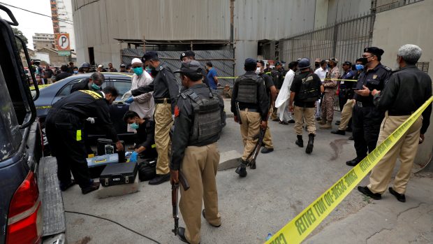 Policisté u pákistánské burzy v Karáčí, kde zemřelo nejméně sedm lidí, včetně všech čtyř ozbrojených útočníků.