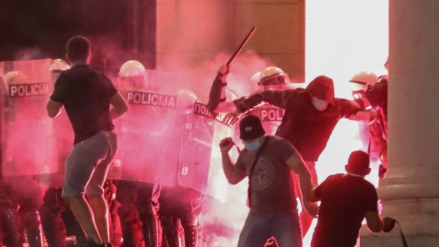 Střet protestujících s policisty před srbským parlamentem