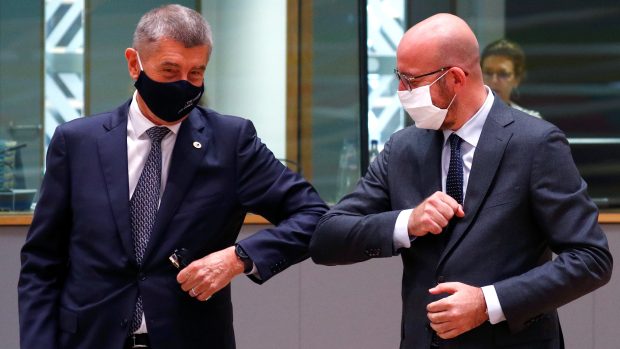 Český premiér Andrej Babiš (ANO) a předseda Evropské rady Charles Michel se zdraví dotykem loktů na summitu lídrů EU v Bruselu